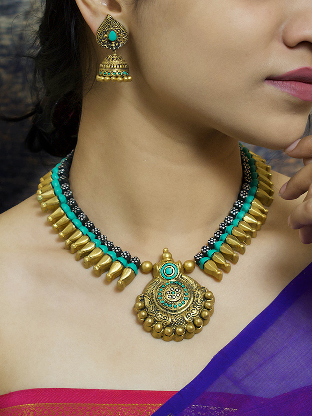 Antique Gold Toned Circular Shape Pendant Pastel Design Buds Green And Silver Color Terracotta Choker Necklace Set