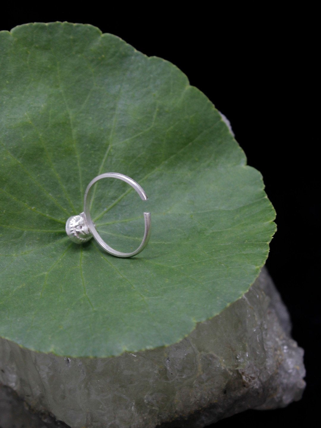 Oxidised Silver Plated Tear Design Adjustable Green Color Toe ring