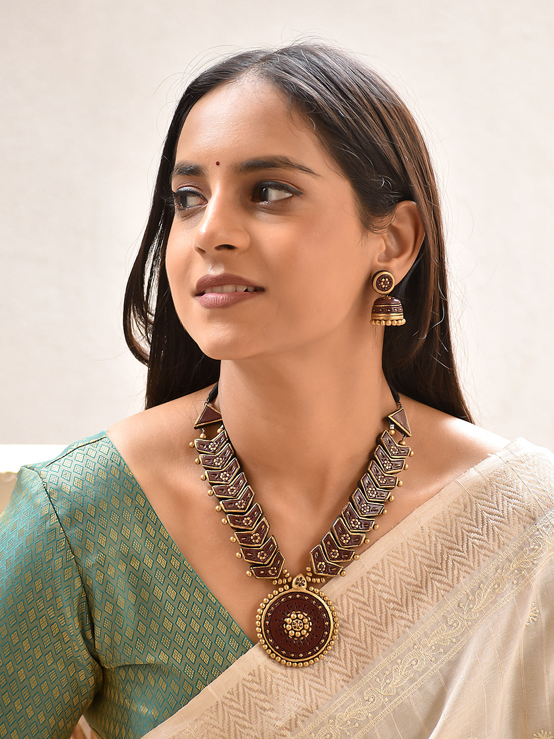 Parnavi — Circular Pendant Leaf Motif Necklace