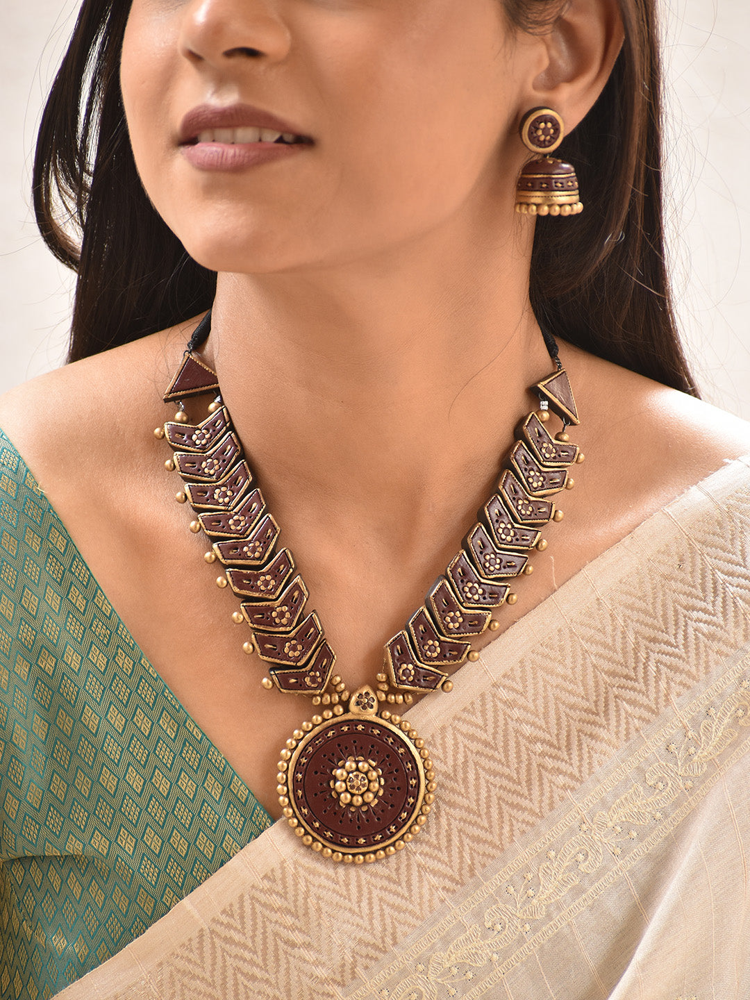 Parnavi — Circular Pendant Leaf Motif Necklace