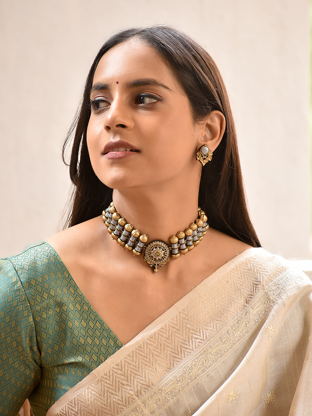 Valari — Classic Choker with Circular Pendant