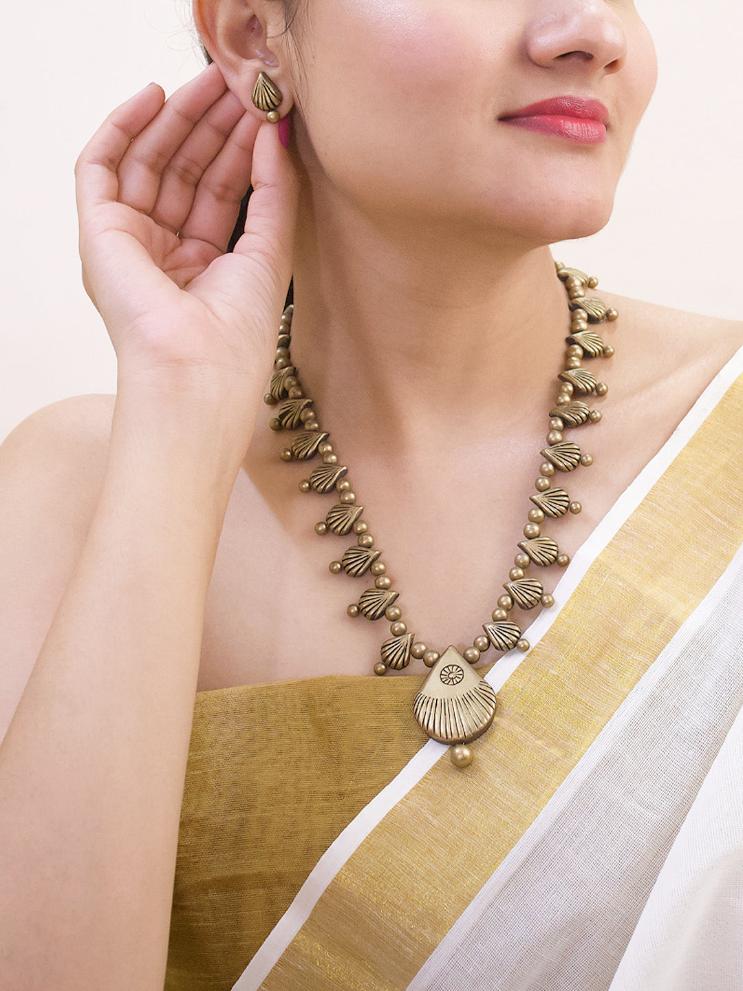 Antique Gold Toned Tear Drop Design Pendant Terracotta Jewellery Necklace Set