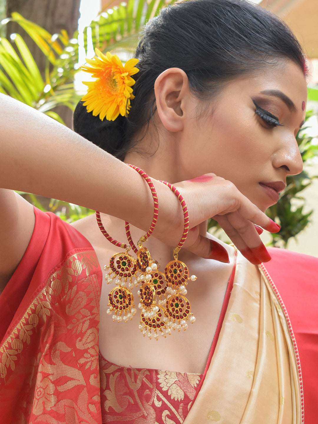 High Quality Gold Plated Oval Shape Red And Green Color Kemp Stones With Hanging Pearls Bangles