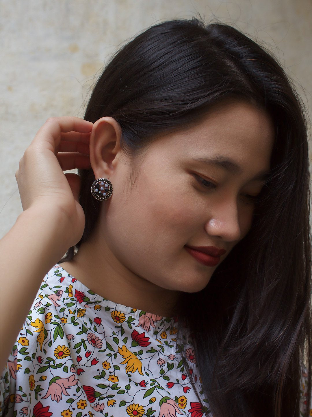 Round Design  Black Stud  With Stones Earring